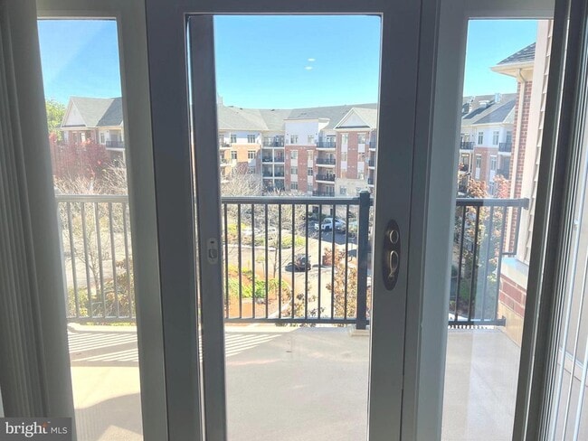 Building Photo - 527 Carson Terrace