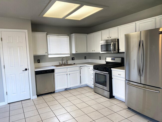 Building Photo - 1803 E Cedar Dr
