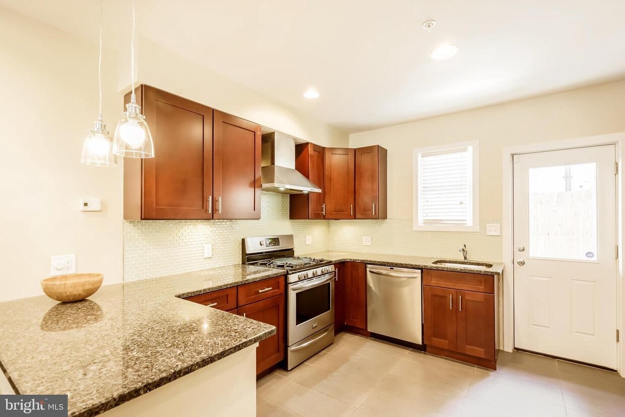 Primary Photo - 1151 N Hancock St