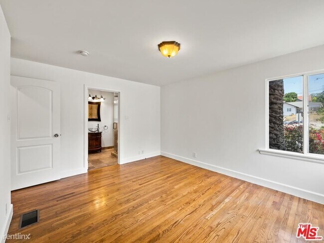 Building Photo - 2420 Sunset Blvd