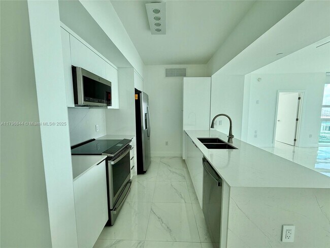 Building Photo - 950 Brickell Bay Dr