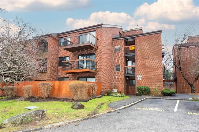 Building Photo - 4 Bronxville Glen Dr