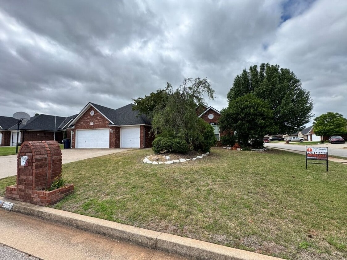 4-bedroom 2 bath home in Kingsbrook, lots of storage, 2 dining areas and stand-up storm shelter! ... - 4-bedroom 2 bath home in Kingsbrook, lots of storage, 2 dining areas and stand-up storm shelter! ...