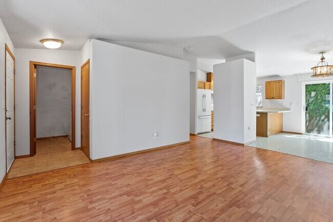 Building Photo - Secluded 3 bedroom 2 bath home close to Wo...