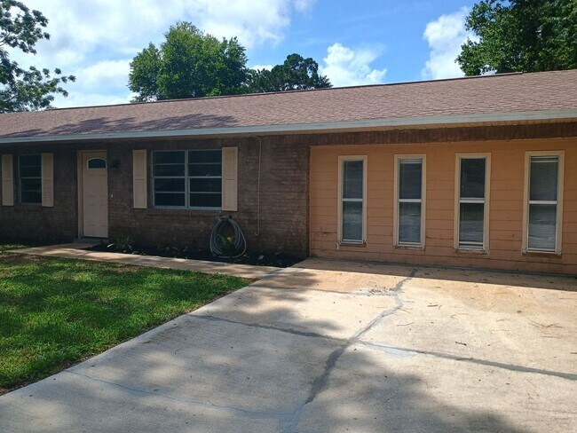 Building Photo - 4 bedroom 2 bathroom House- fenced in yard