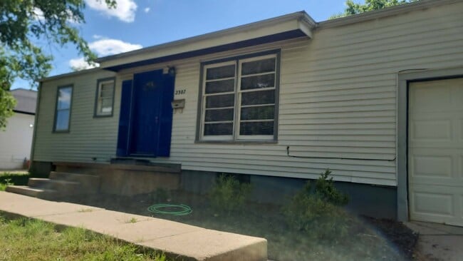 Building Photo - 2307 S Broadview St