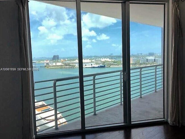 Foto del edificio - 335 S Biscayne Blvd