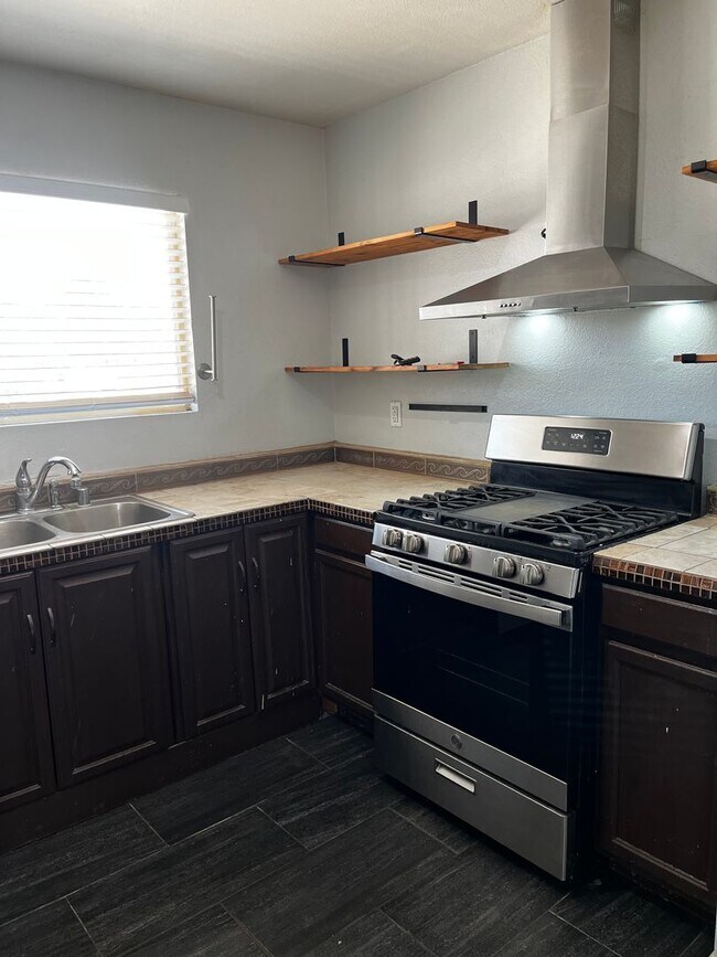 Foto del edificio - AVAILABLE NOW - 3 Bedroom 2 Bath aprox 140...