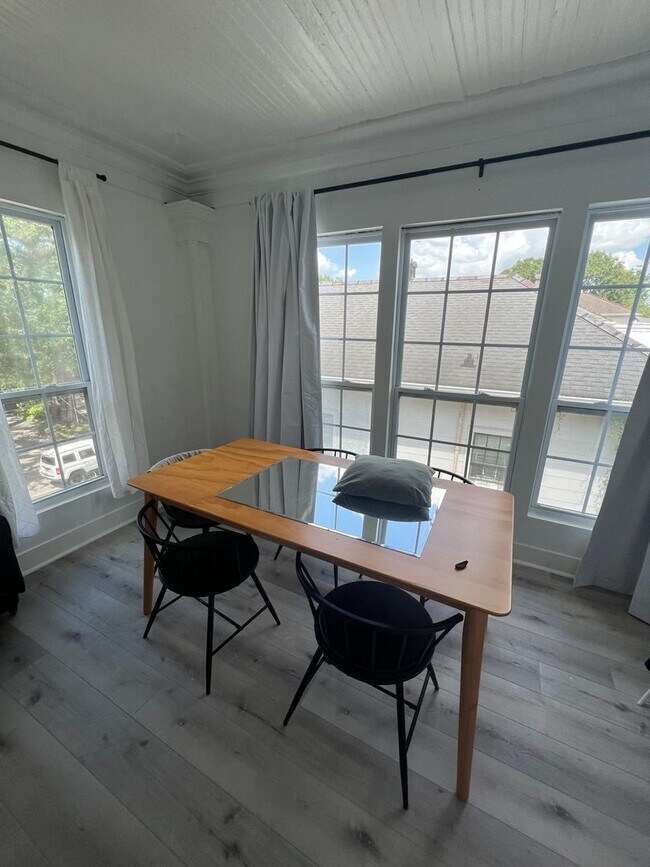 Building Photo - Lovely 5bd/2ba Near Campus with Balcony!