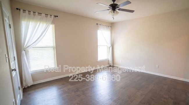 Building Photo - 1870 Oakwood Dr