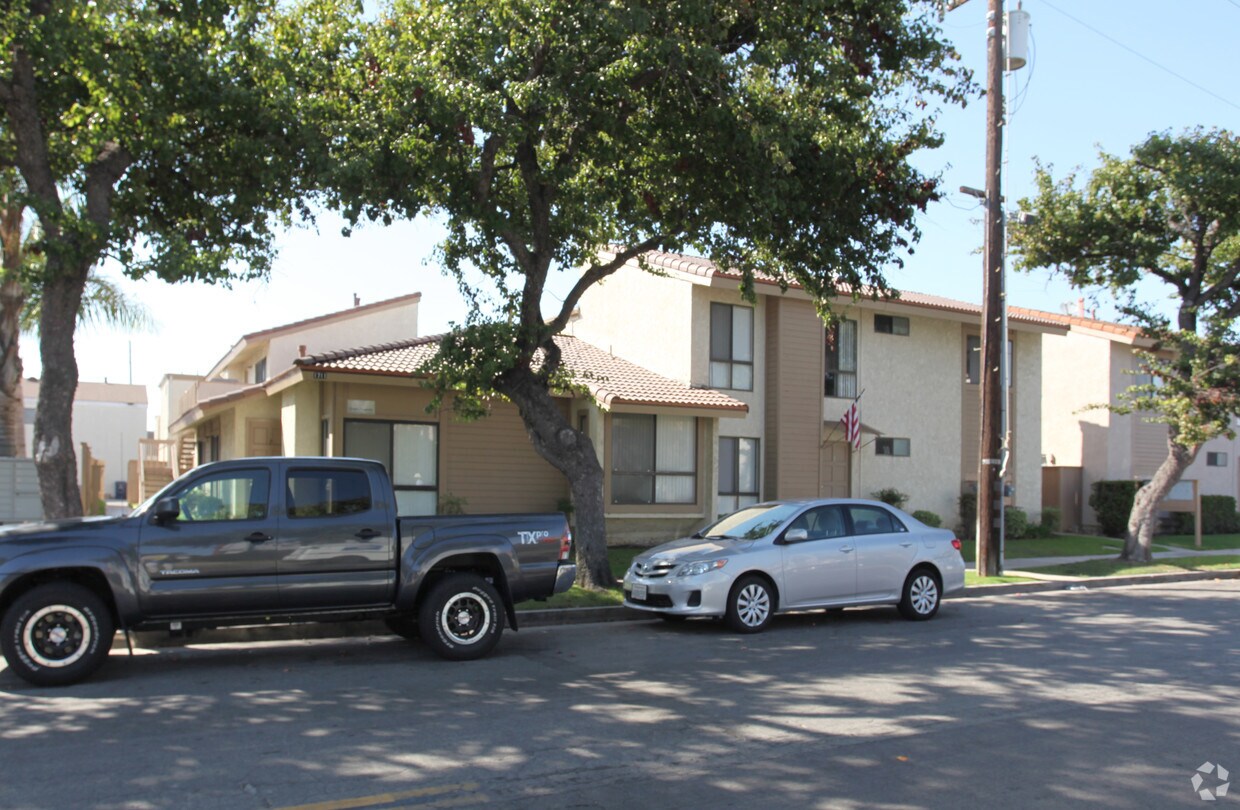 Primary Photo - 1711 Huntington St