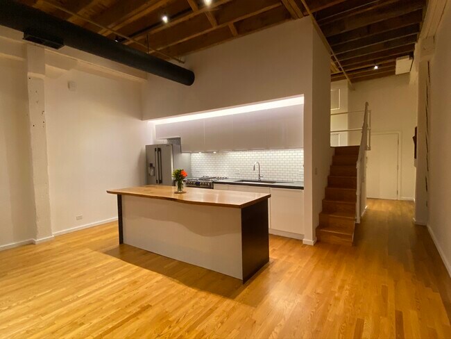 Building Photo - 525 N Halsted St