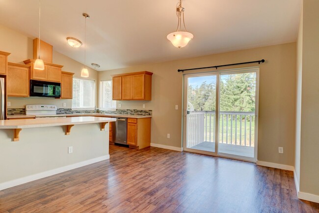 Building Photo - 3 Bedroom/2 bath with garage in country se...