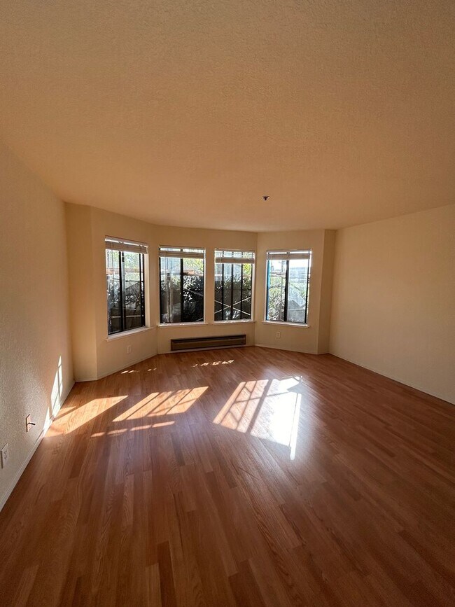 Foto del edificio - Mission One Bedroom Apartment with Tons of...