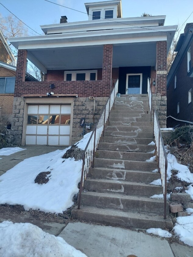 Beautiful Four Bedroom Home In Forest Hills - Beautiful Four Bedroom Home In Forest Hills