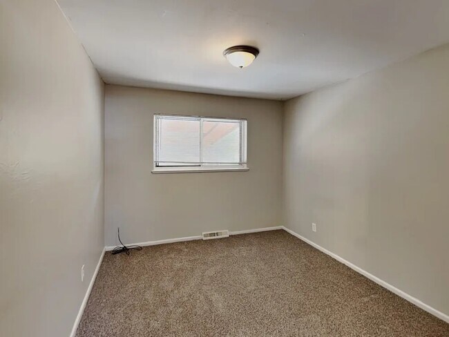 Foto del edificio - 8012 Stuart Pl