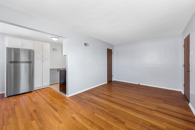 Sala de estar 2 (sin montaje) - 7608 Big Bend Blvd