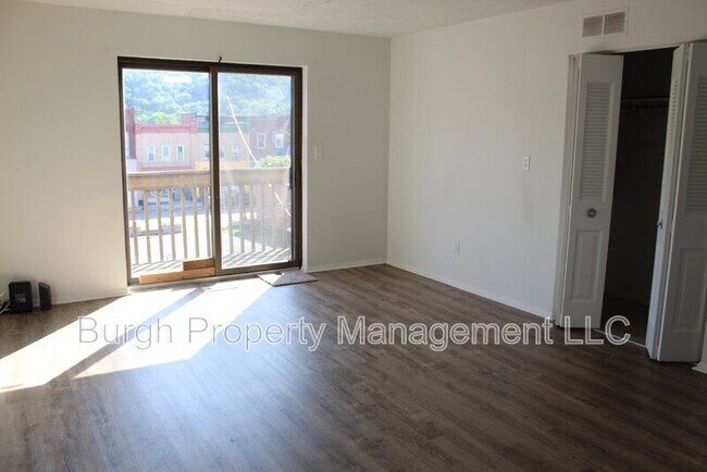 Building Photo - 534 Fallowfield Ave