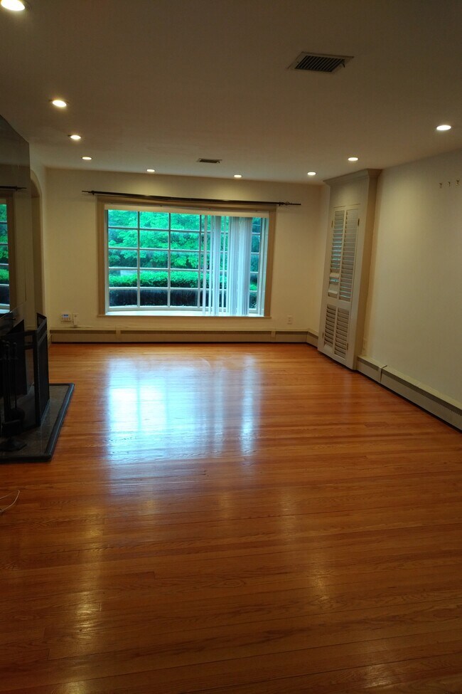 Sala de estar sin muebles - 40 Brookway Rd