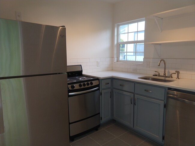 New stainless steel kitchen appliances and quartz countertops! - 2625 Cincinnati Ave