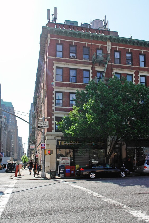Building Photo - 354 W 38th St