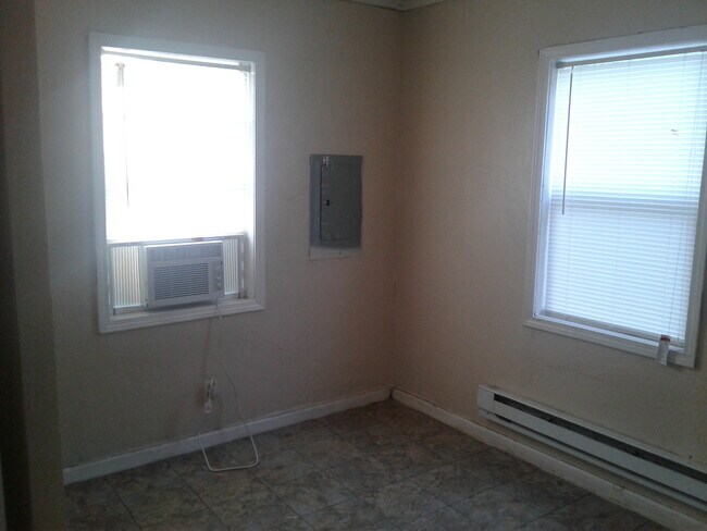 Building Photo - 1631 N Oak Grove Ave