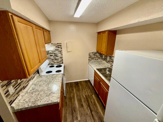 Building Photo - 2701 Green Oaks Rd