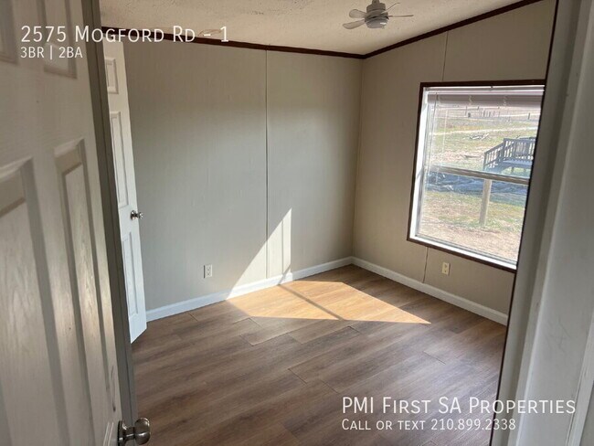 Foto del edificio - 2575 Mogford Rd