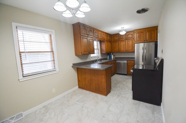 Building Photo - 3 bed 1 bath Available For Rent Near Histo...