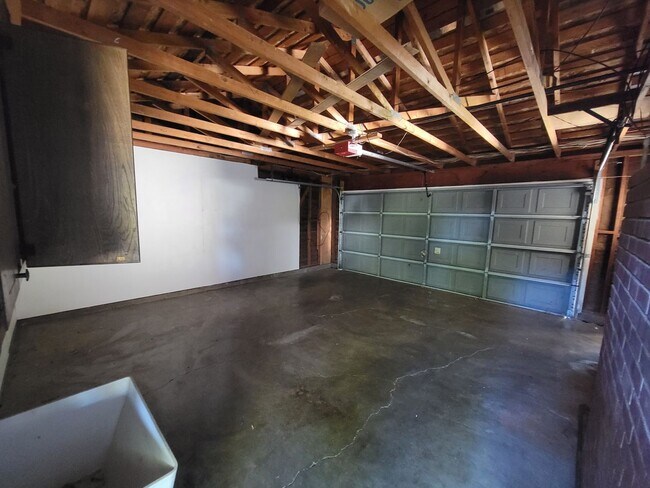 Foto del edificio - 3 Bedroom House across the street from Mar...