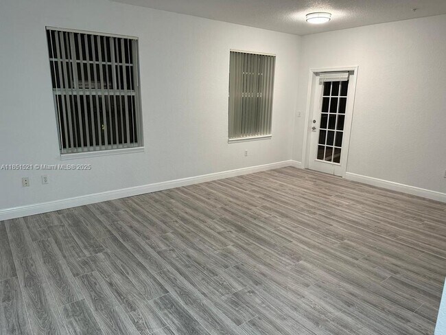 Foto del edificio - 6590 W Sample Rd