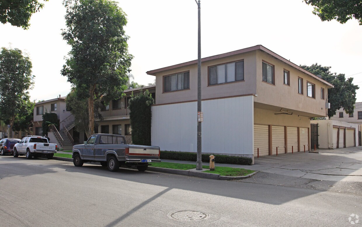 Building Photo - 300 W 21st St