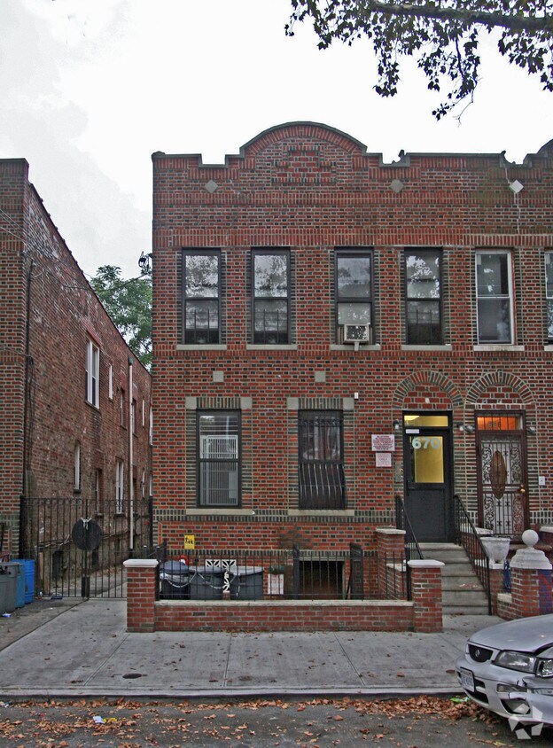 Primary Photo - 670 Watkins St