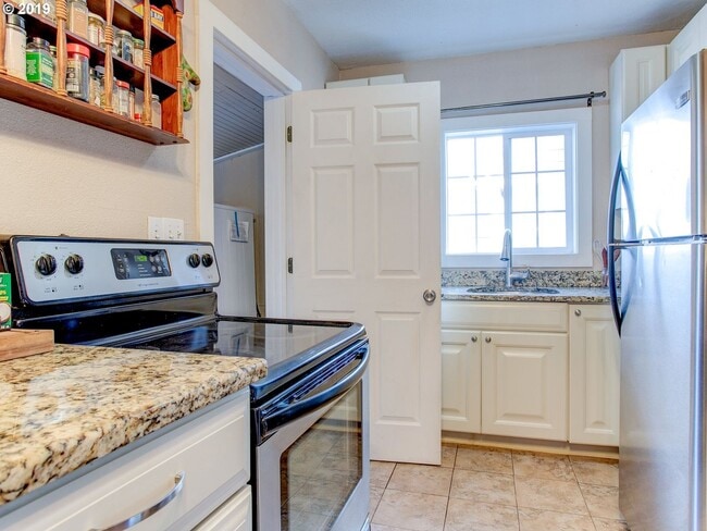Building Photo - Great 2 Bed 2 Ba bungalow located in the P...