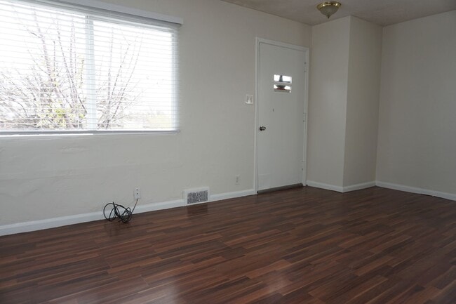 Building Photo - 3 Bedroom Taylorville.