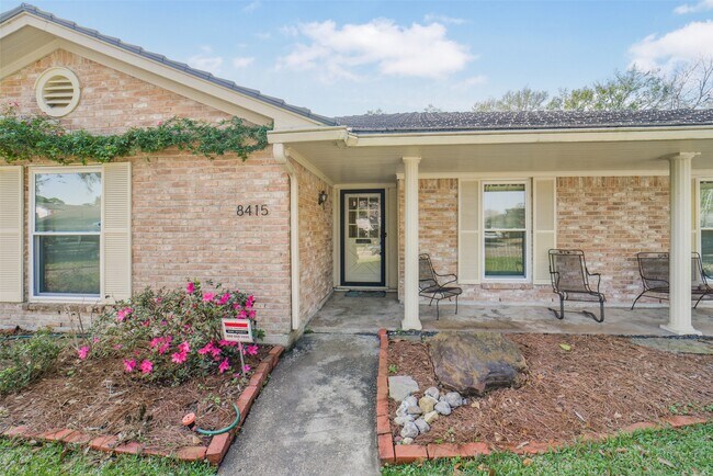 Foto del edificio - 8415 Braesdale Ln