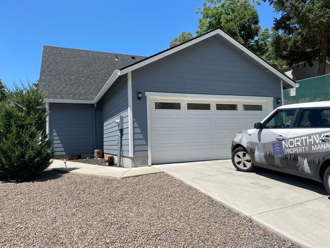 Building Photo - Beautiful 2 Bedroom 1.5 Bath 2 Story Home-...