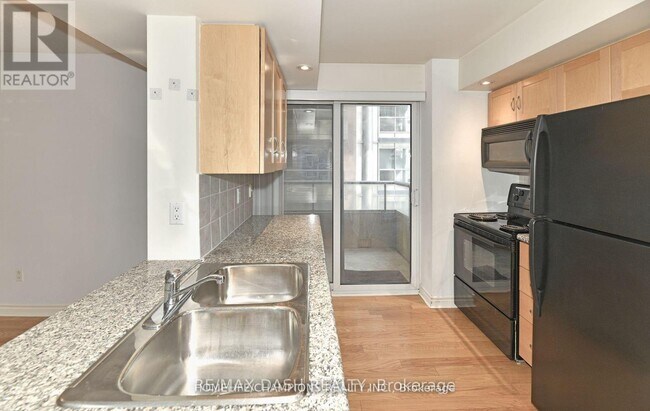 Building Photo - 270 Wellington St W