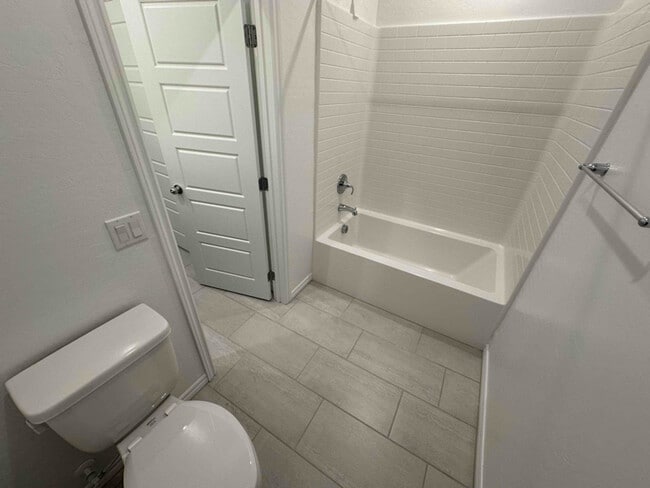 Building Photo - 600 Carriage Hill Dr