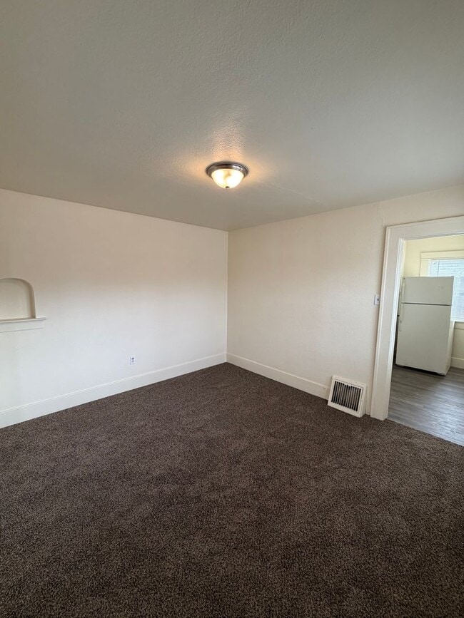 Building Photo - Corner location near ISU-Single Family Home with room to spread out!