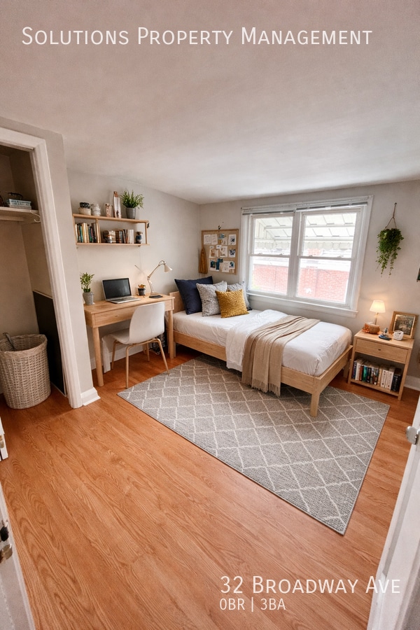 Photo du bâtiment - **Rooms Available Less Than 1 Block From Campus**