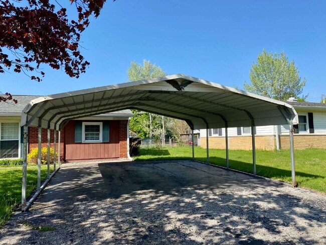 Building Photo - Great 4 Bedroom 2 Bathroom Red Brick Ranch Home in New Whiteland!