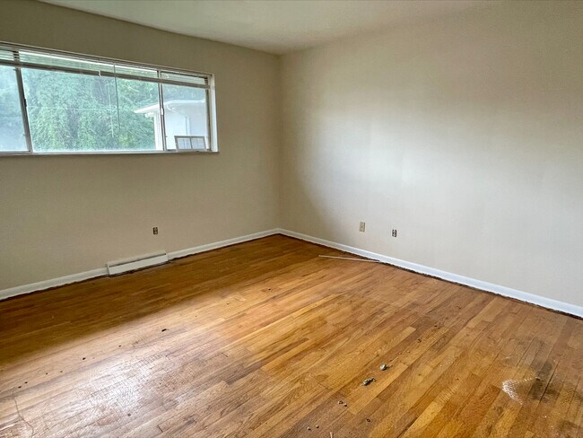 Building Photo - 1734 Cromwell Dr