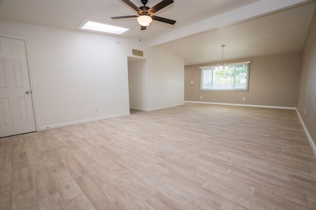 Foto del edificio - Updated 3 Bedrooms Home with Central A/C!!