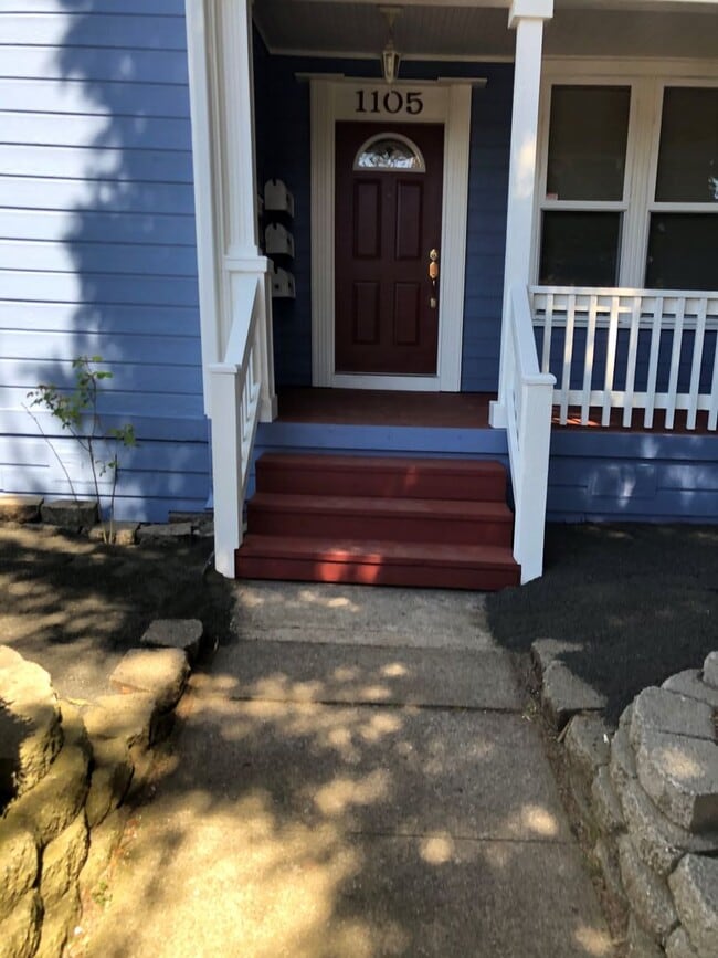 Building Photo - Beautiful Ground Level 1Bed/1Bath Close to...