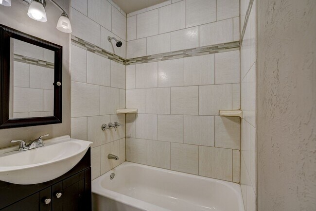 Foto del edificio - Stylish 1-Bedroom Gem Near Midtown & Plaza...