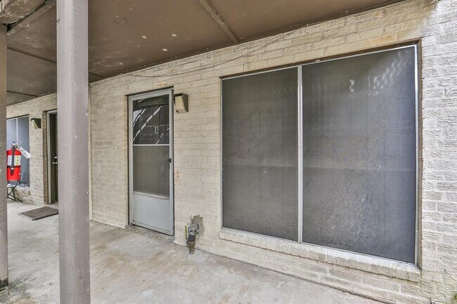 Building Photo - 4500 Sherwood Ln