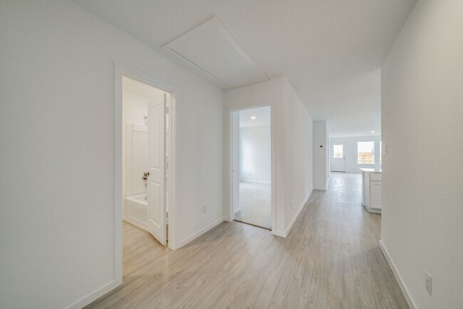 Foto del edificio - SPACIOUS 4-BEDROOM NEW CONSTRUCTION IN CONVERSE