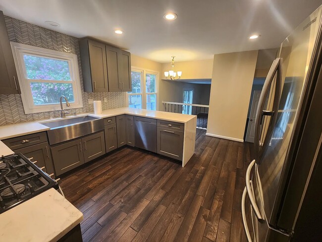 Foto del edificio - 721 Symphony Woods Dr