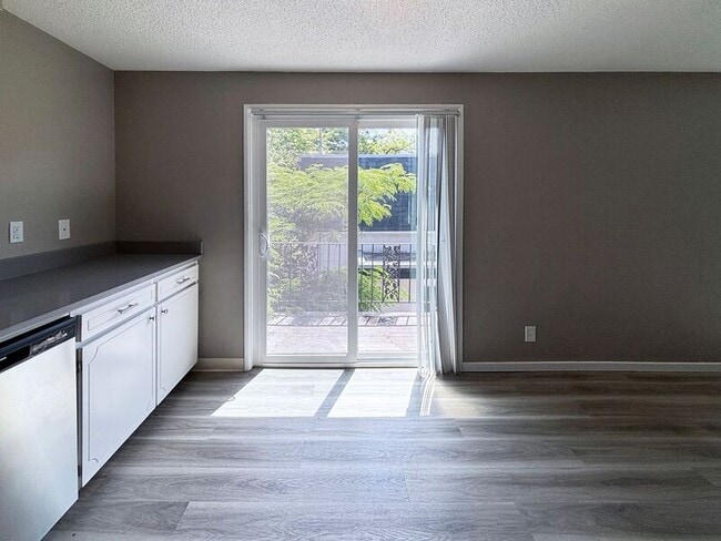 Building Photo - 1109-B W 6th Ave